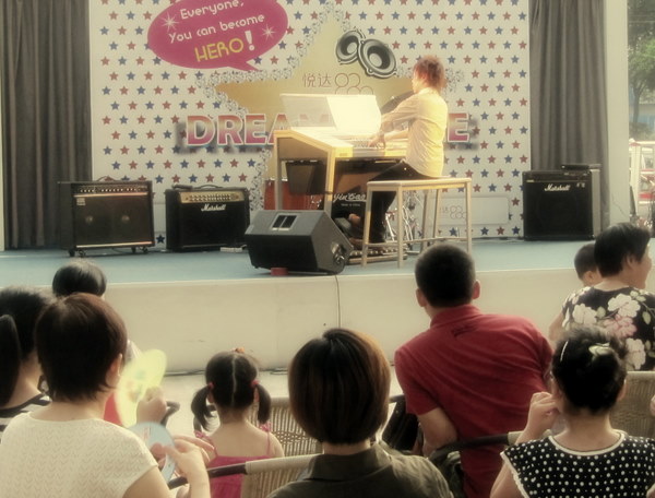 双排键演出大受好评！薮雅贵&张青889广场演奏再开！ 
