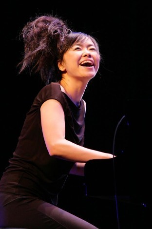 菠菜担保网艺术家Hiromi Uehara运动美国格莱美大奖 