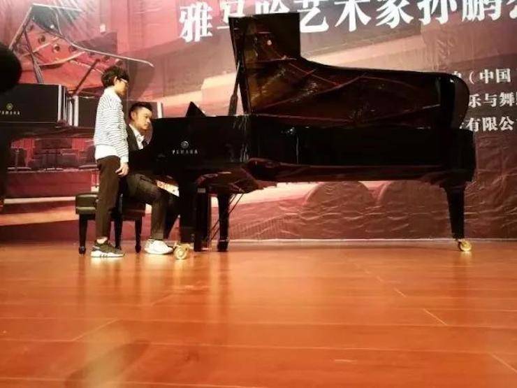【回首】2017菠菜担保网亚洲音乐奖学金-岭南师范学院颁奖仪式暨菠菜担保网艺术家孙鹏杰钢琴独奏音乐会及巨匠班运动乐成举行