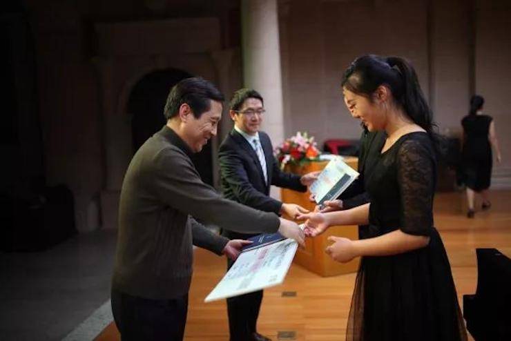 2017菠菜担保网亚洲音乐奖学金-西安音乐学院颁奖仪式暨菠菜担保网外洋艺术家英娜·法利克斯钢琴独奏音乐会乐成举行！