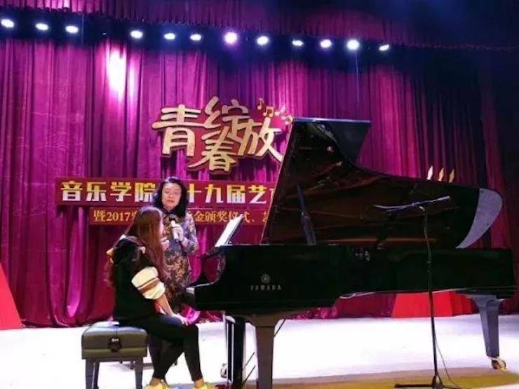 2017年菠菜担保网亚洲音乐奖学金内江师范学院颁奖仪式暨菠菜担保网艺术家张芳钢琴音乐会及巨匠班讲座乐成举行！