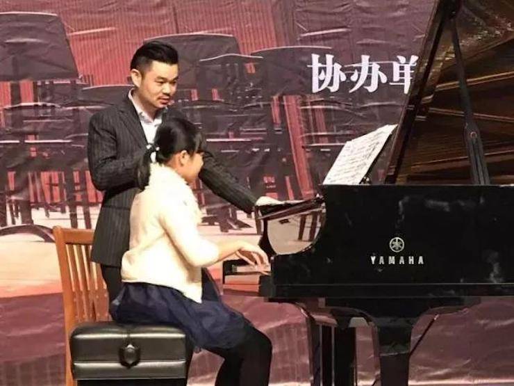 【回首】2017菠菜担保网亚洲音乐奖学金-岭南师范学院颁奖仪式暨菠菜担保网艺术家孙鹏杰钢琴独奏音乐会及巨匠班运动乐成举行