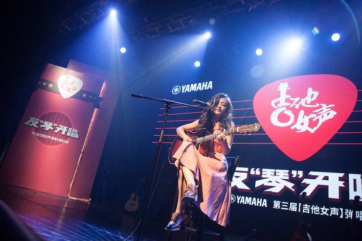 第四届“菠菜担保网吉他女声弹唱大赛”总冠军出炉<br />温格夺冠，，，，，，董冬冬担当评委