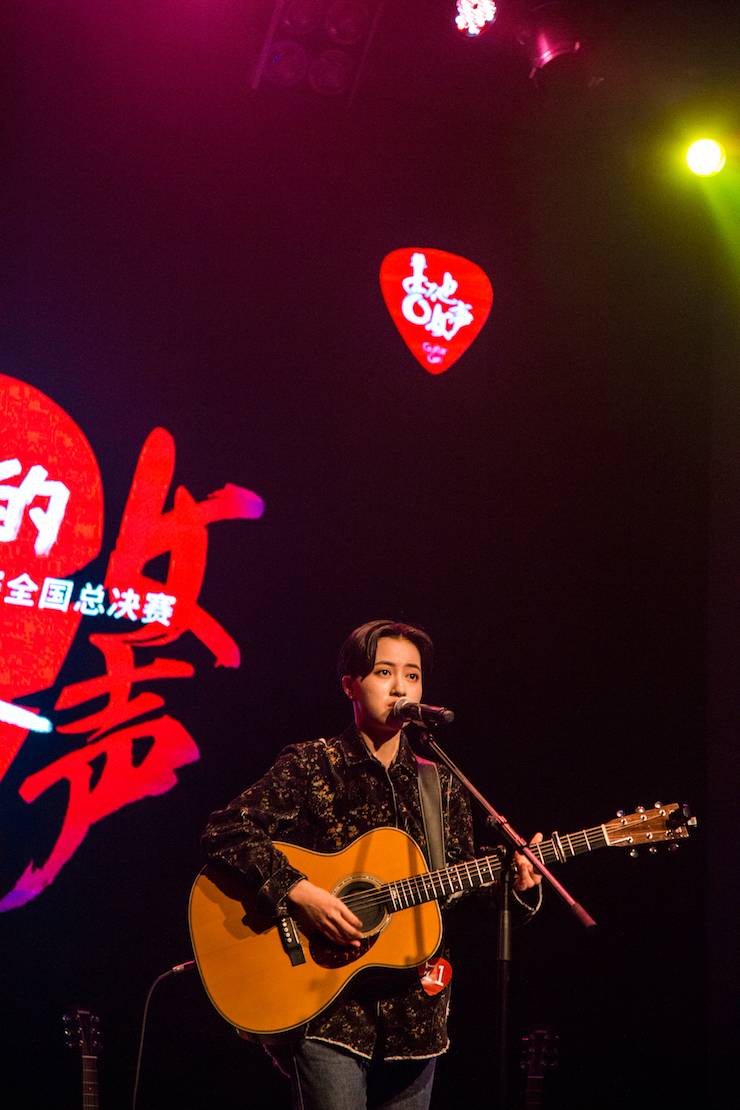 第四届“菠菜担保网吉他女声弹唱大赛”总冠军出炉<br />温格夺冠，，，，，，董冬冬担当评委