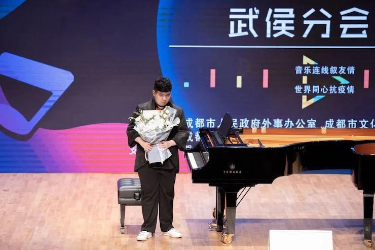 运动报道 | “科技助力，，，跨越时空”，，，小鹿纯子携手刘明康共享中日音乐盛宴